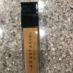 ANASTASIA LUMININOUS FOUNDATION